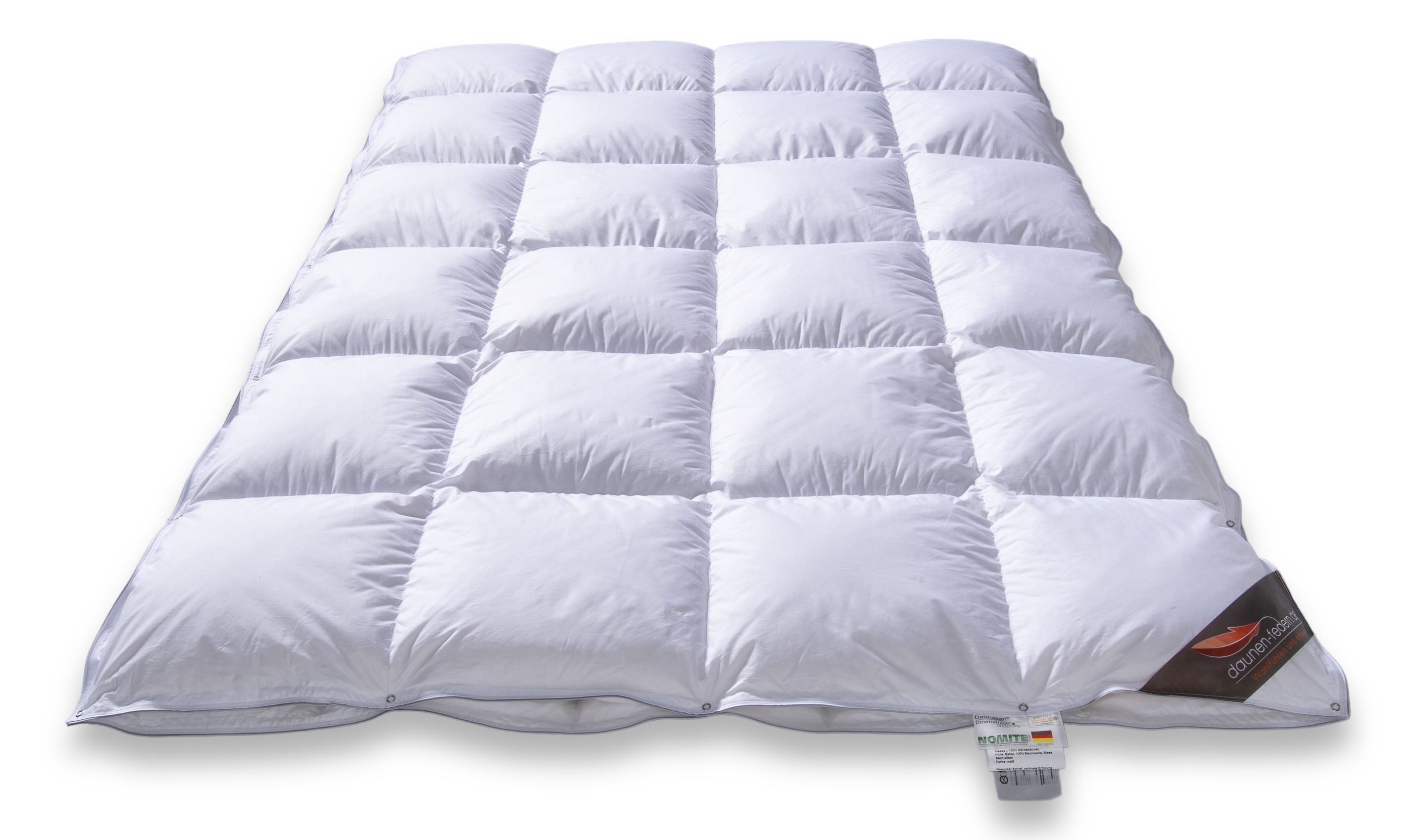 4 Jahreszeiten Bettdecke - 155x220 - 100% Daunen - 4x6 und 5x7 Kassetten - frontal als Winterbett