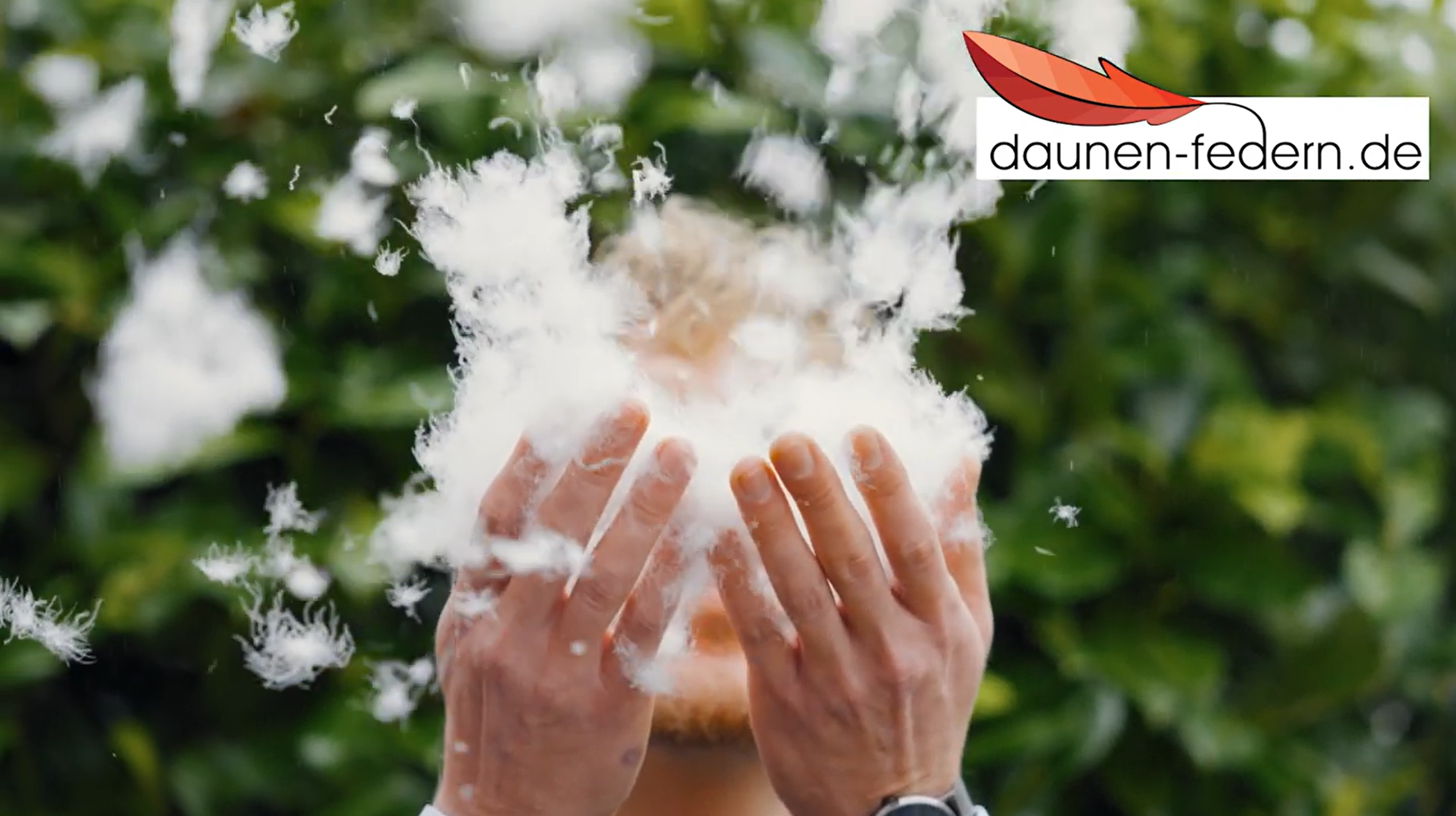 Kuschelige Zudecken gefuellt mit leichten Daunen, bringen erholsamen Schlaf.